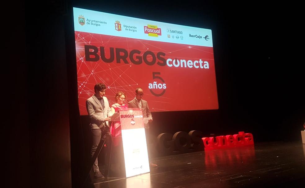 Gabriel de la Iglesia, Patricia Carro e Ismael del Álamo, fundadores de Burgos Conecta, en la gala del V aniversario del periódico digital. 