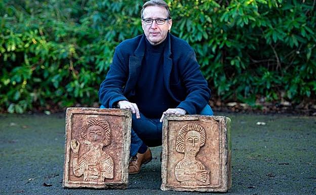 El investigador con los sillares recuperados de Quintanilla de las Viñas. 