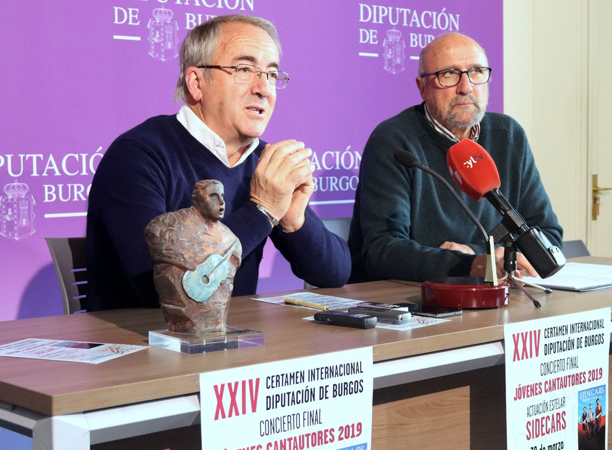 Ángel Carretón, alcalde de Villadiego, y Jacinto Álvarez, presentador y coordinador del certamen, con la estatuilla que se entrega a los premiados. 