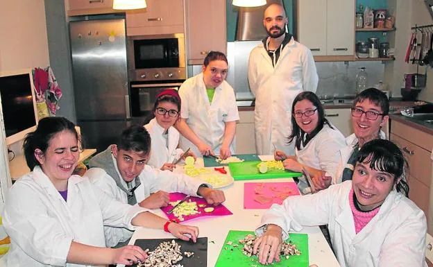 Los aprendices de chef, en el taller de Aspanias de Burgos. 