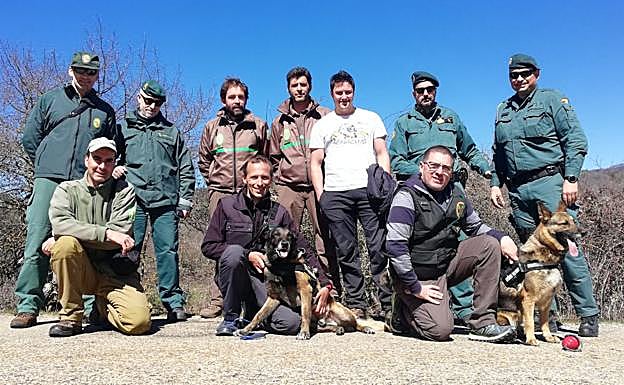 Miembros del equipo organizador junto a los perros. 