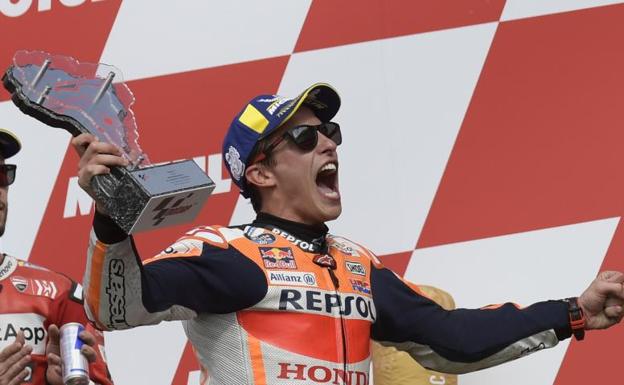 Marc Márquez celebra su victoria en Termas de Río Hondo. 