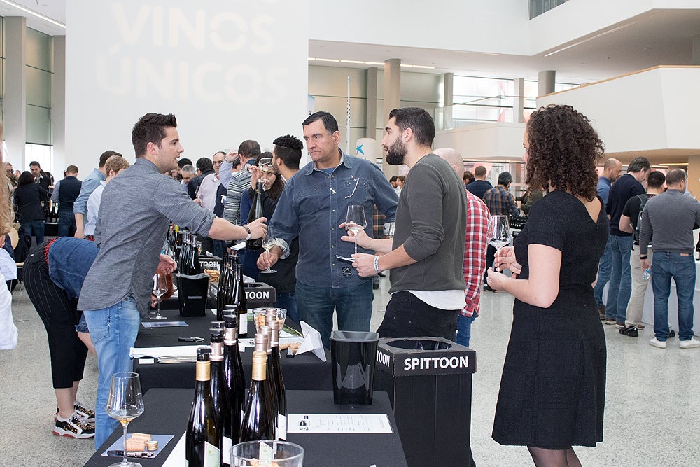 La quinta edición de 'El alma de los vinos únicos' se celebra en el Fórum Evolución de Burgos, con presencia de 124 bodegas, 72 de ellas extranjeras, y 1.500 asistentes