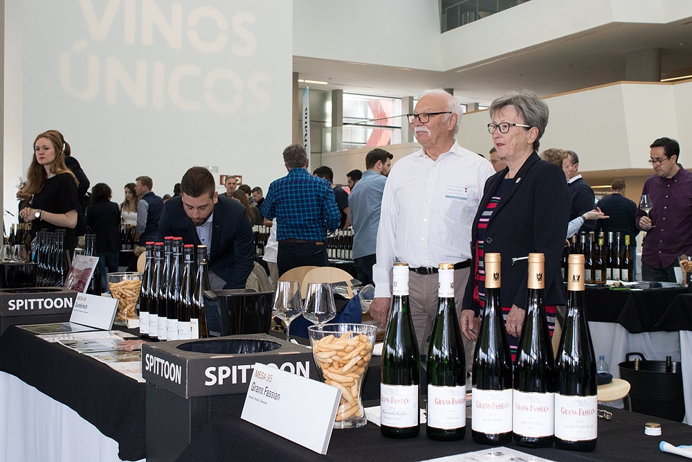 La quinta edición de 'El alma de los vinos únicos' se celebra en el Fórum Evolución de Burgos, con presencia de 124 bodegas, 72 de ellas extranjeras, y 1.500 asistentes