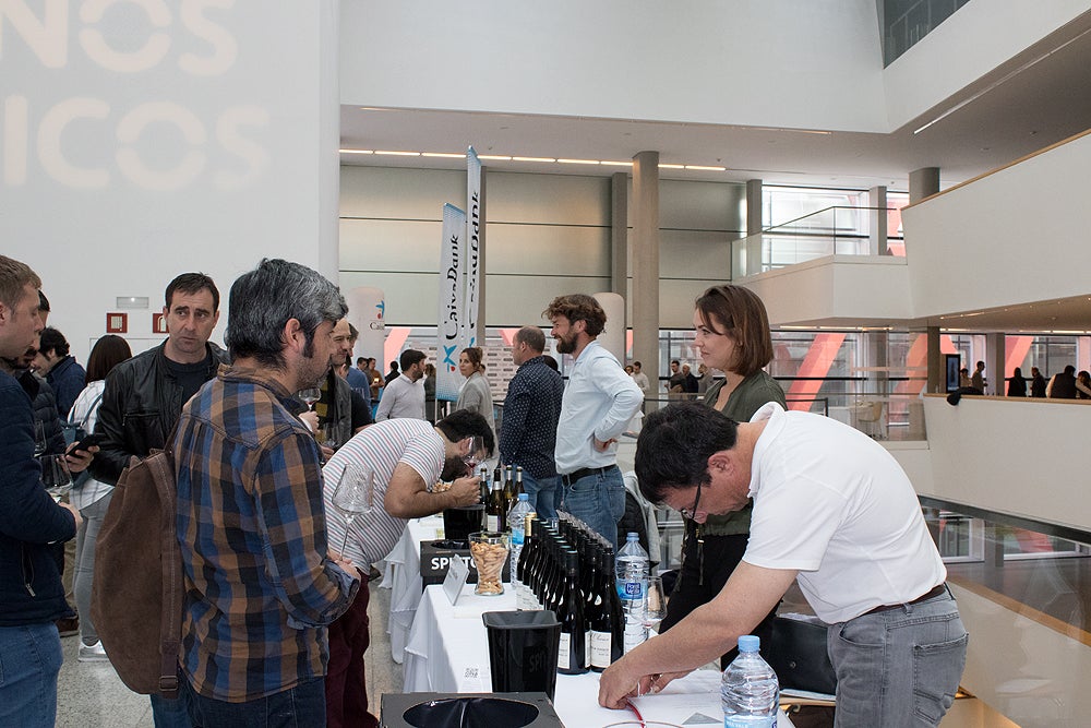 La quinta edición de 'El alma de los vinos únicos' se celebra en el Fórum Evolución de Burgos, con presencia de 124 bodegas, 72 de ellas extranjeras, y 1.500 asistentes