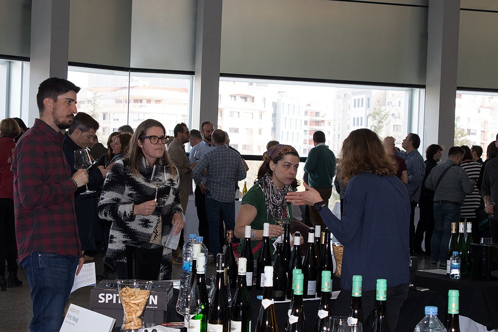 La quinta edición de 'El alma de los vinos únicos' se celebra en el Fórum Evolución de Burgos, con presencia de 124 bodegas, 72 de ellas extranjeras, y 1.500 asistentes