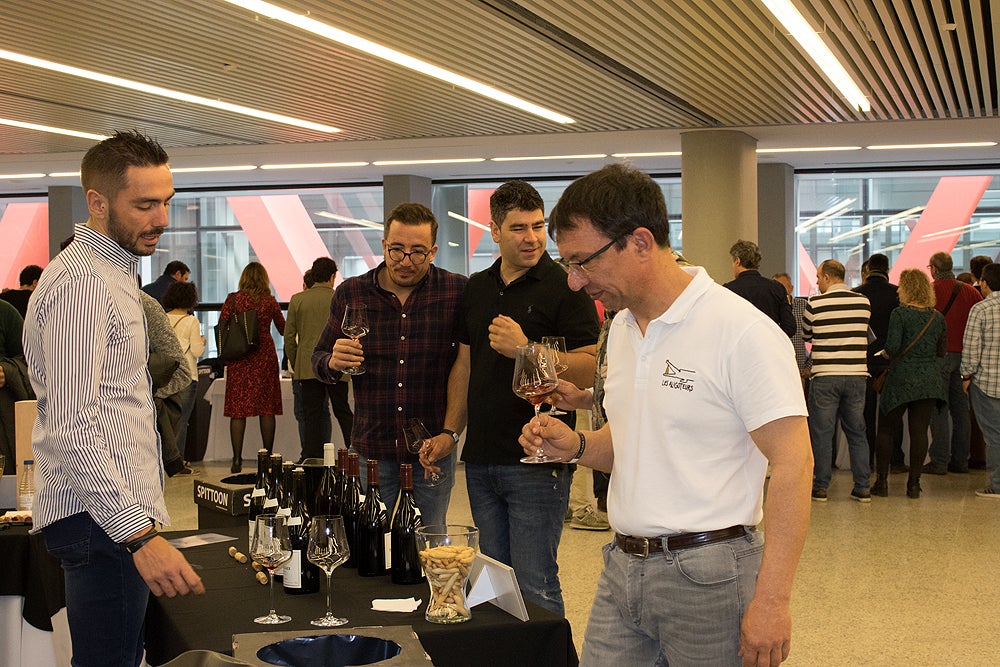 La quinta edición de 'El alma de los vinos únicos' se celebra en el Fórum Evolución de Burgos, con presencia de 124 bodegas, 72 de ellas extranjeras, y 1.500 asistentes