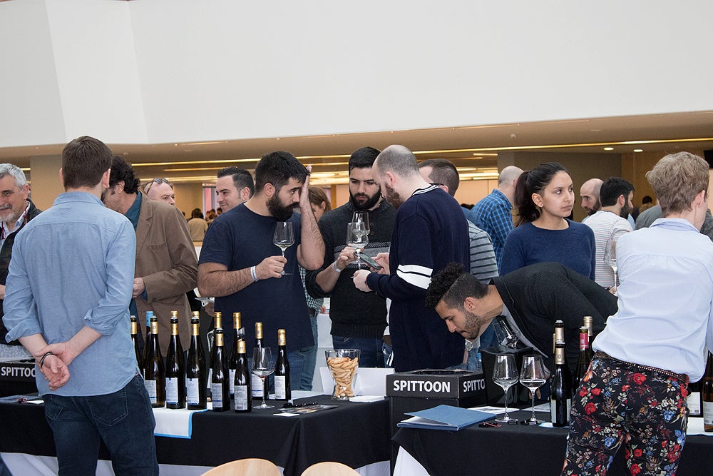 La quinta edición de 'El alma de los vinos únicos' se celebra en el Fórum Evolución de Burgos, con presencia de 124 bodegas, 72 de ellas extranjeras, y 1.500 asistentes