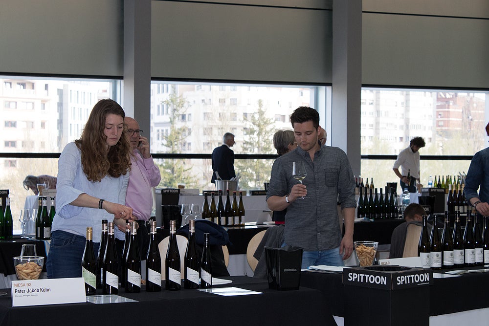 La quinta edición de 'El alma de los vinos únicos' se celebra en el Fórum Evolución de Burgos, con presencia de 124 bodegas, 72 de ellas extranjeras, y 1.500 asistentes