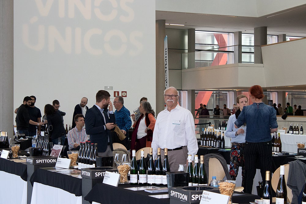 La quinta edición de 'El alma de los vinos únicos' se celebra en el Fórum Evolución de Burgos, con presencia de 124 bodegas, 72 de ellas extranjeras, y 1.500 asistentes