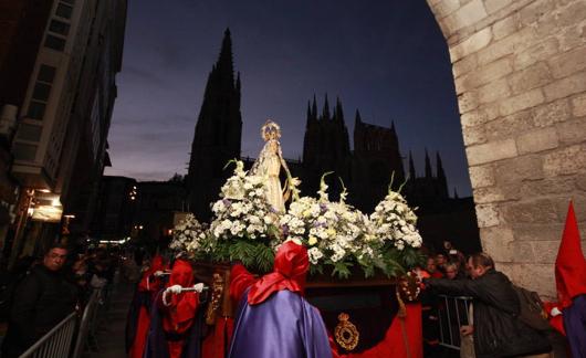 La talla 'Nuestra Señora del Amor Hermoso', pasado por el Arco de Santa María.