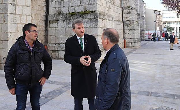 El alcalde de Burgos, Javier Lacalle, durante su visita a las obras del pasaje de San Lesmes.