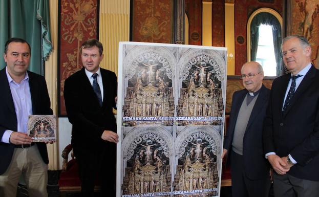 De izquierda a derecha, el concejal José Antonio Antón; el alcalde de Burgos, Javier Lacalle; el canónigo de la Catedral, Saturnino López, y el vicepresidente de la Junta de Semana Santa, Víctor Cámara..