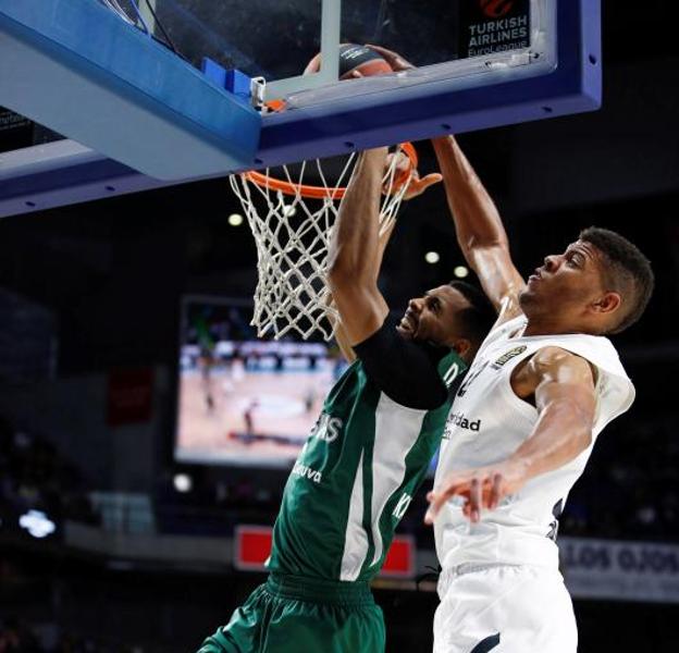 Walter Tavares, en una acción ante Deon Thompson, del Zalgiris. 