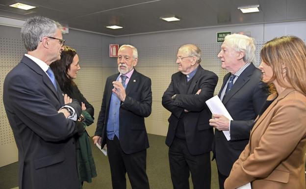 Ismael Fernández de la Cuesta, acompañado por los responsables de la Fundación Cajacírculo y la Fundación VIII Centenario. 