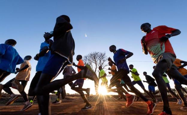 Un grupo de atletas participan en una sesión de entrenamiento en Kapsabet. 