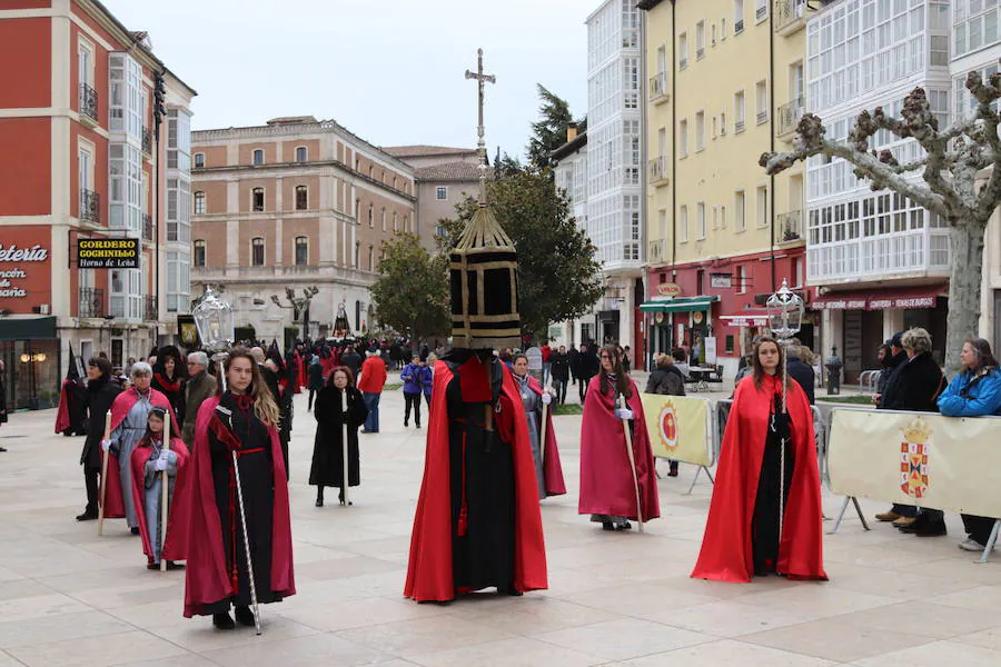 Burgos ha vivido esta tarde una procesión diferente. Ha sido un desfile religioso 'al uso' como los que se verán a partir del Viernes de Dolores por las calles de la capital del Arlanzón, pero con un objetivo que lo ha hecho muy especial: celebrar los 75 años de la fundación de la Real Hermandad de la Sangre del Santísimo Cristo de Burgos y Nuestra Señora de los Dolores, de la Cofradía de Nuestra Señora de la Soledad y Santiago y de la rama penitencial de la Ilustre Archicofradía del Santísimo Sacramento y de Jesús con la Cruz a cuestas.