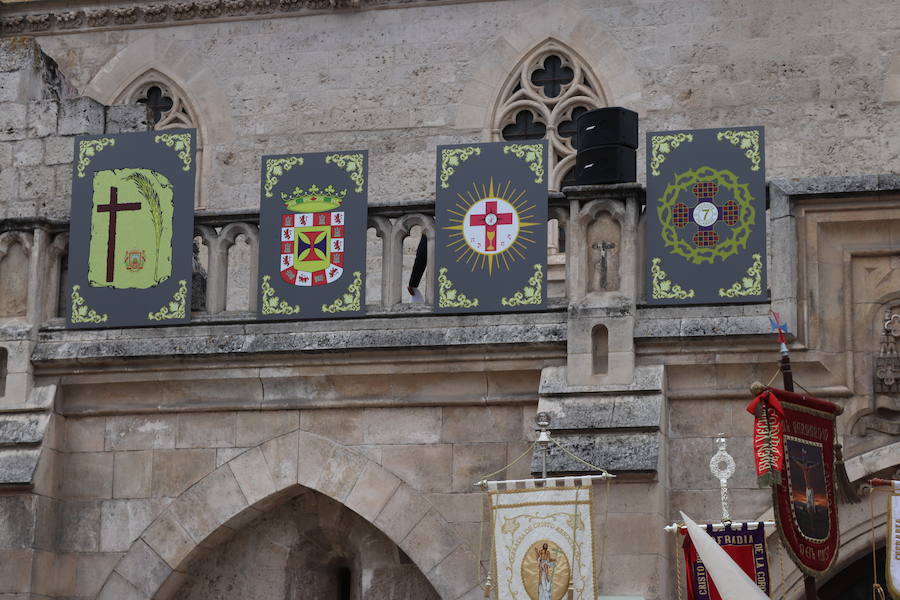 Burgos ha vivido esta tarde una procesión diferente. Ha sido un desfile religioso 'al uso' como los que se verán a partir del Viernes de Dolores por las calles de la capital del Arlanzón, pero con un objetivo que lo ha hecho muy especial: celebrar los 75 años de la fundación de la Real Hermandad de la Sangre del Santísimo Cristo de Burgos y Nuestra Señora de los Dolores, de la Cofradía de Nuestra Señora de la Soledad y Santiago y de la rama penitencial de la Ilustre Archicofradía del Santísimo Sacramento y de Jesús con la Cruz a cuestas.