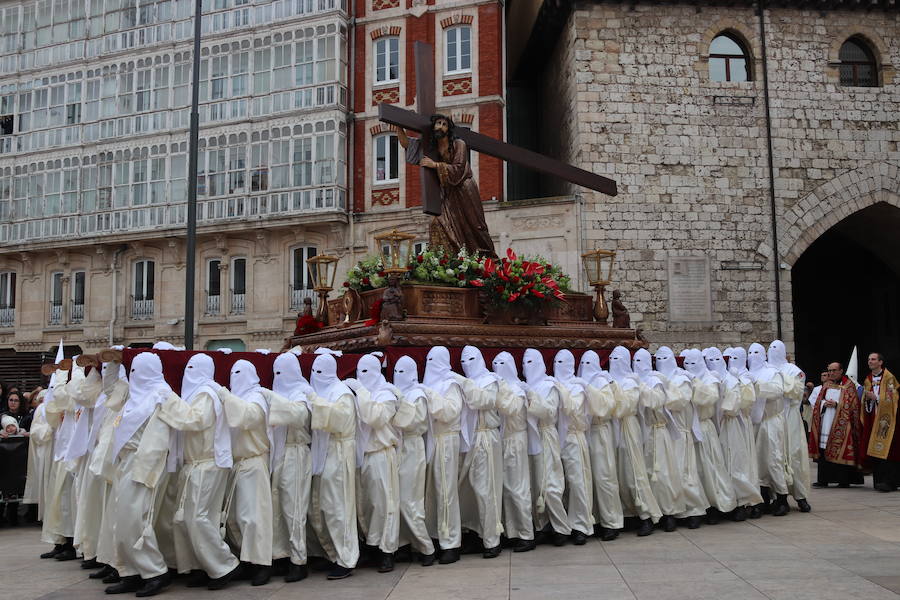 Burgos ha vivido esta tarde una procesión diferente. Ha sido un desfile religioso 'al uso' como los que se verán a partir del Viernes de Dolores por las calles de la capital del Arlanzón, pero con un objetivo que lo ha hecho muy especial: celebrar los 75 años de la fundación de la Real Hermandad de la Sangre del Santísimo Cristo de Burgos y Nuestra Señora de los Dolores, de la Cofradía de Nuestra Señora de la Soledad y Santiago y de la rama penitencial de la Ilustre Archicofradía del Santísimo Sacramento y de Jesús con la Cruz a cuestas.