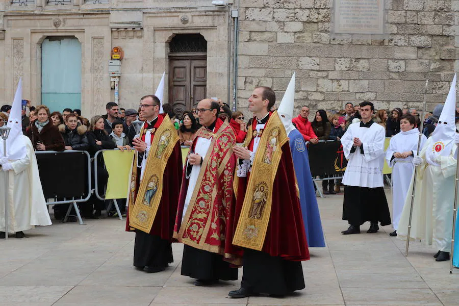 Burgos ha vivido esta tarde una procesión diferente. Ha sido un desfile religioso 'al uso' como los que se verán a partir del Viernes de Dolores por las calles de la capital del Arlanzón, pero con un objetivo que lo ha hecho muy especial: celebrar los 75 años de la fundación de la Real Hermandad de la Sangre del Santísimo Cristo de Burgos y Nuestra Señora de los Dolores, de la Cofradía de Nuestra Señora de la Soledad y Santiago y de la rama penitencial de la Ilustre Archicofradía del Santísimo Sacramento y de Jesús con la Cruz a cuestas.