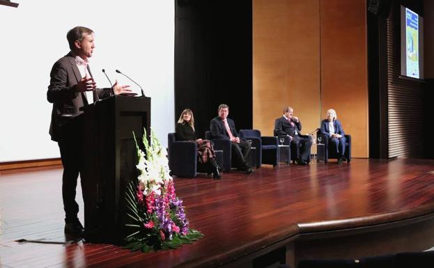 El alcalde de Burgos, Javier Lacalle, se dirige a los asistentes durante la inauguración de las jornadas.