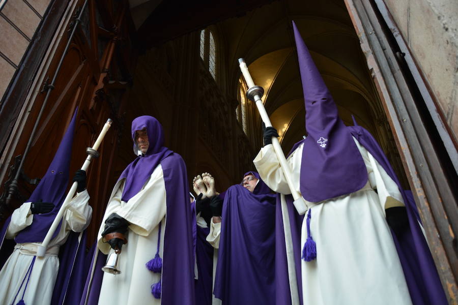 La hermandad del Santo Sepulcro de la ciudad de Burgos únicamente desfila el Viernes Santo, aunque lo hace en dos ocasiones. La primera, desde la capilla del Espíritu Santo de la catedral hasta la plaza de Santa María y la segunda, junto al resto de agrupaciones religiosas en la procesión del Santo Entierro