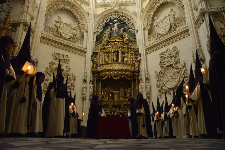 La hermandad del Santo Sepulcro de la ciudad de Burgos únicamente desfila el Viernes Santo, aunque lo hace en dos ocasiones. La primera, desde la capilla del Espíritu Santo de la catedral hasta la plaza de Santa María y la segunda, junto al resto de agrupaciones religiosas en la procesión del Santo Entierro