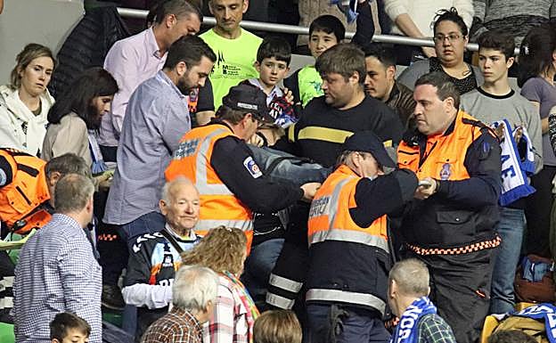 Efectivos de Protección Civil bajan al afectado en camilla