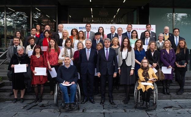 El presidente de la Fundación Mutua, Ignacio Garralda, Angel Garrido y Maria Dolores Moreno con los beneficiarios de las Ayudas. 