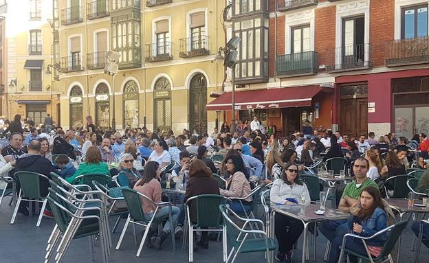 Las terrazas de la zona de la Catedral de Valladolid, llenas tras la procesión de la Borriquilla del Domingo de Ramos hace dos años.