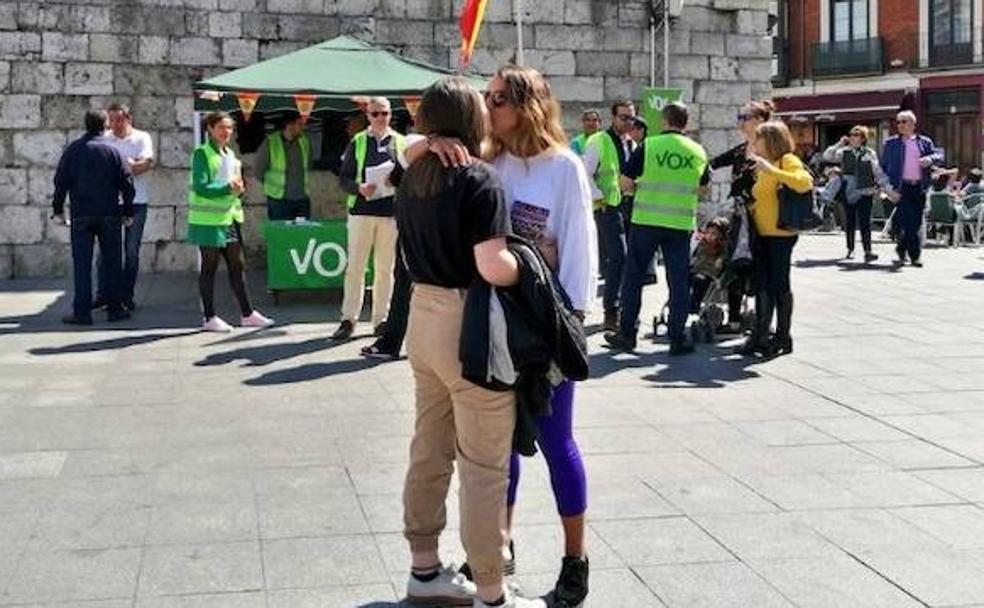 Claudia y V. se besan frente a simpatizantes de Vox. 