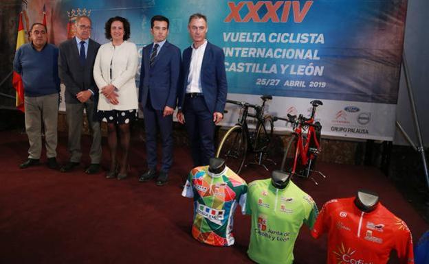 Mariano Palacios, presidente de la FCYL Ciclismo; José Luis López Cerrón, presidente de la FECiclismo, María Josefa García Cirac, consejera de Cultural y Turismo; Alfonso Lahuerta, director general de Deportes, y Laudelino Cubino, presidente del Club Cadalsa, organizador de la carrera. 