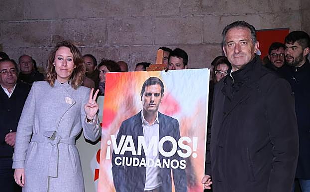 La cabeza de lista de Cs al Congreso por Burgos, Aurora Nacarino-Brabo, y el número uno de la formación naranja al Senado por la circunscripción burgalesa, Julián Ruiz.