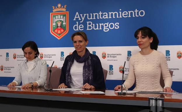 La secretaria de Asdibur, Patricia de la Fuente (izquierda) y la presidenta, Cristina Llorente (derecha) han estado acompañadas por la concejala de Sanidad, Lorena de la Fuente, en la presentación de la jornada.