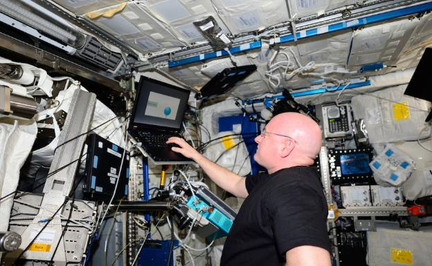 El astronauta Scott Kelly hace una prueba congnitiva a bordo de la Estación Espacial Internacional.
