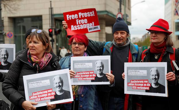 Partidarios del fundador de Wikileaks, Julian Assange, protestan contra su arresto junto a la Embajada de Reino Unido en Berlín.