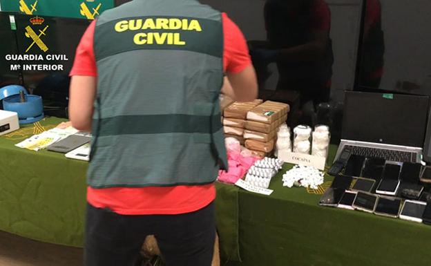 Drogas y objetos intervenidos por la Guardia Civil. 