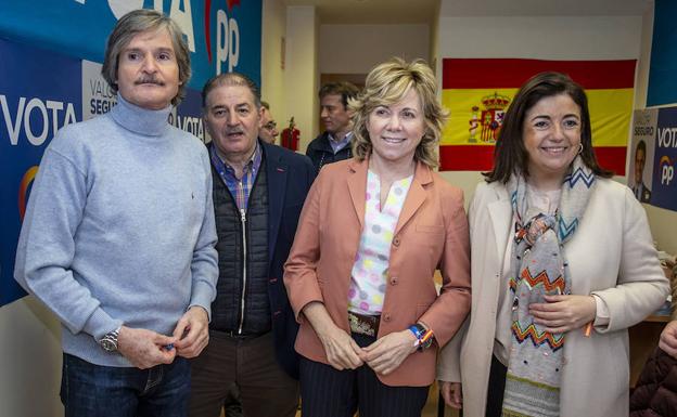 Pilar del Castillo, en el centro, durante la inauguración de la sede de campaña del PP en Gamonal