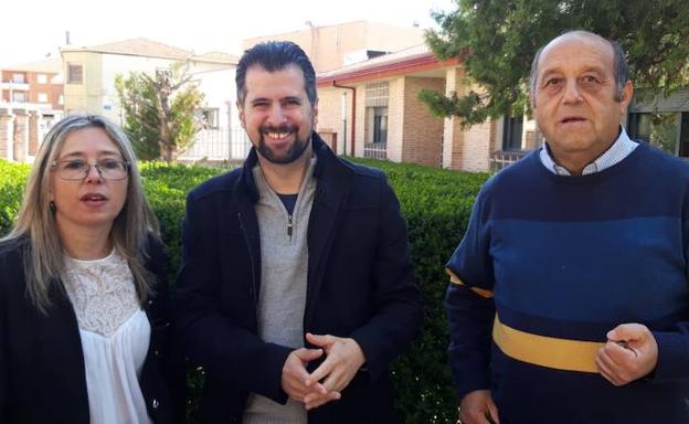 Luis Tudanca, junto a Carmen Aceves, y otros afiliados del PSOE de Íscar antes de visitar las instalaciones del centro de salud comarcal.