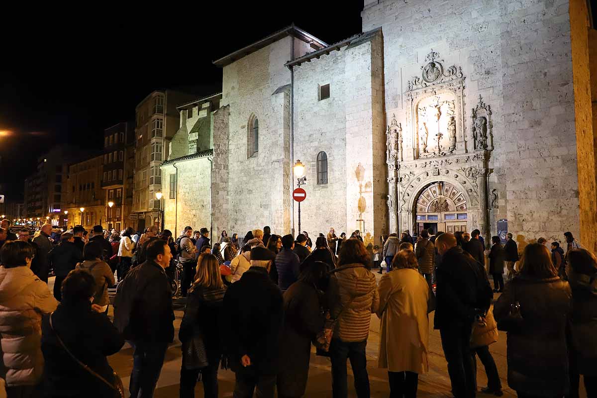 Mujeres de distintas cofradías burgalesas han portado la imagen de la Virgen de las Angustias por el centro de Burgos en el Sábado de Pasión.