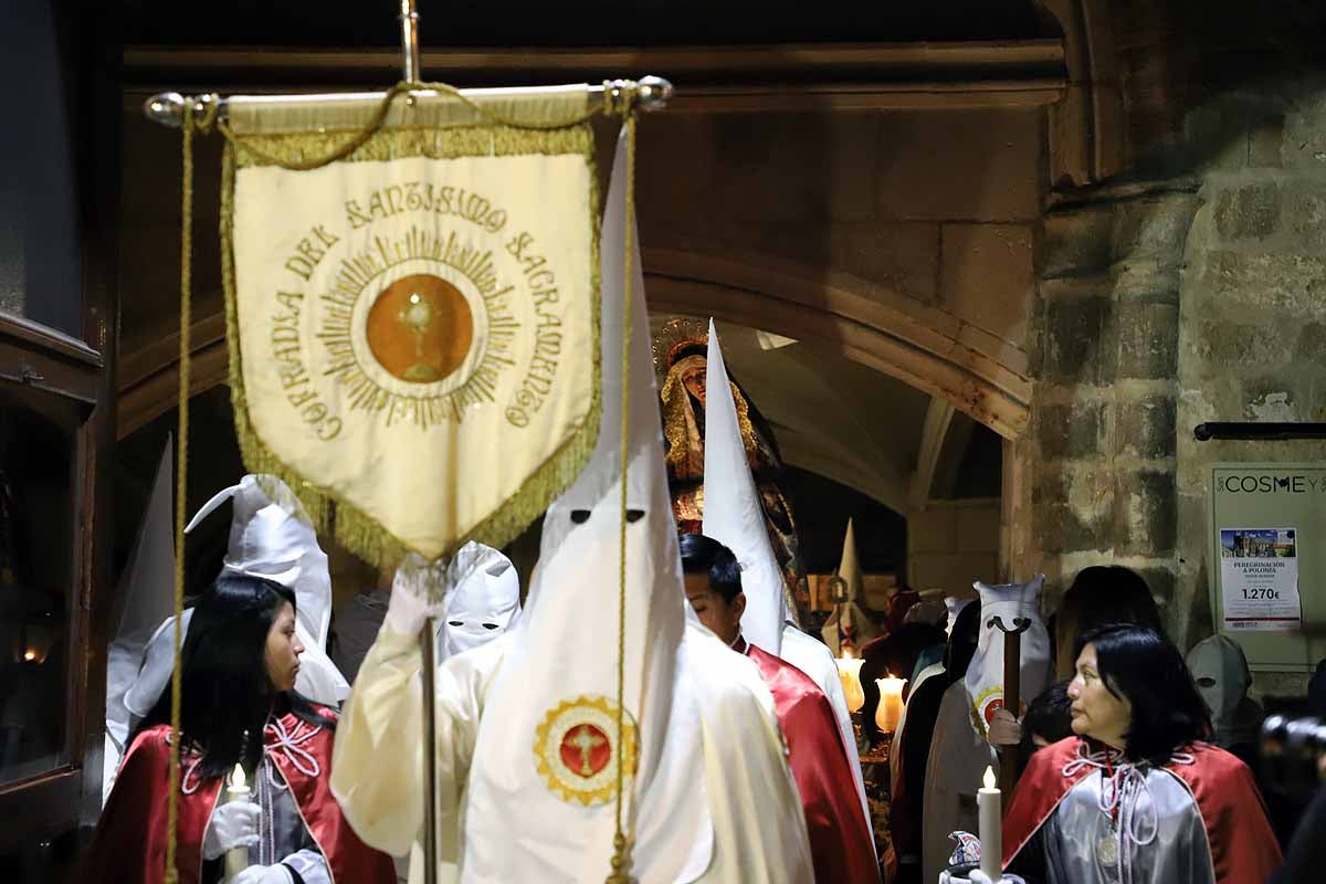 Mujeres de distintas cofradías burgalesas han portado la imagen de la Virgen de las Angustias por el centro de Burgos en el Sábado de Pasión.