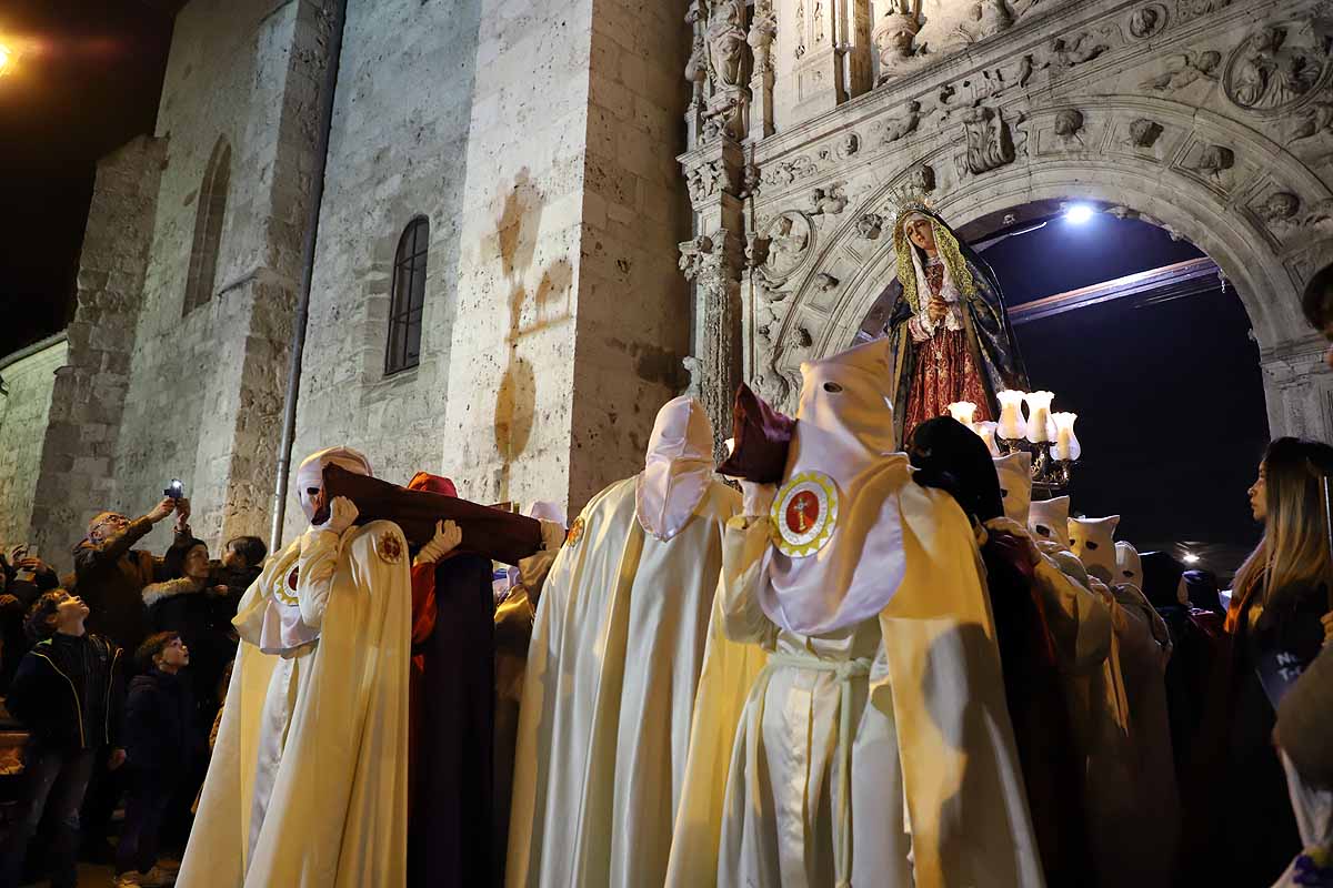 Mujeres de distintas cofradías burgalesas han portado la imagen de la Virgen de las Angustias por el centro de Burgos en el Sábado de Pasión.