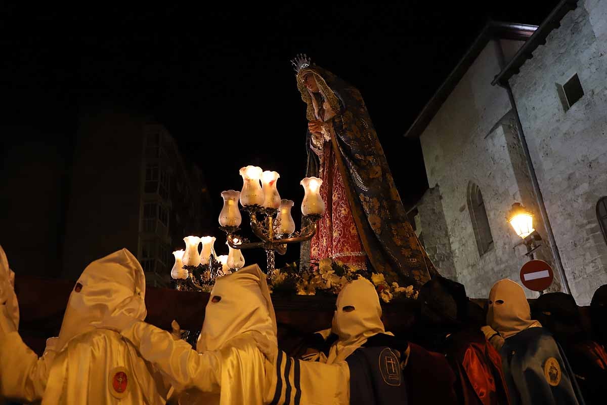 Mujeres de distintas cofradías burgalesas han portado la imagen de la Virgen de las Angustias por el centro de Burgos en el Sábado de Pasión.