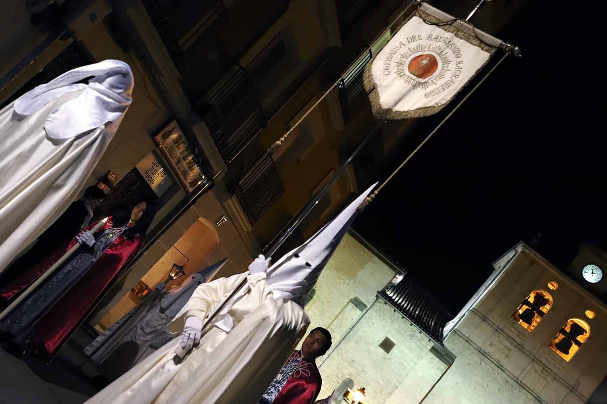 Mujeres de distintas cofradías burgalesas han portado la imagen de la Virgen de las Angustias por el centro de Burgos en el Sábado de Pasión.