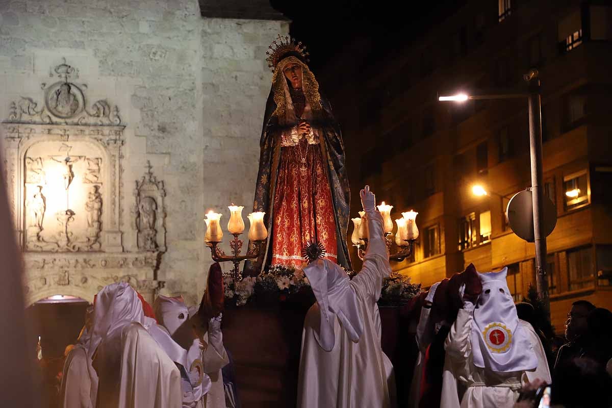 Mujeres de distintas cofradías burgalesas han portado la imagen de la Virgen de las Angustias por el centro de Burgos en el Sábado de Pasión.