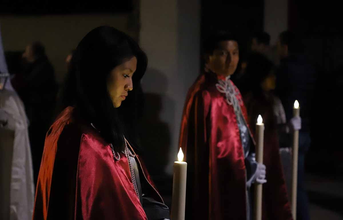 Mujeres de distintas cofradías burgalesas han portado la imagen de la Virgen de las Angustias por el centro de Burgos en el Sábado de Pasión.