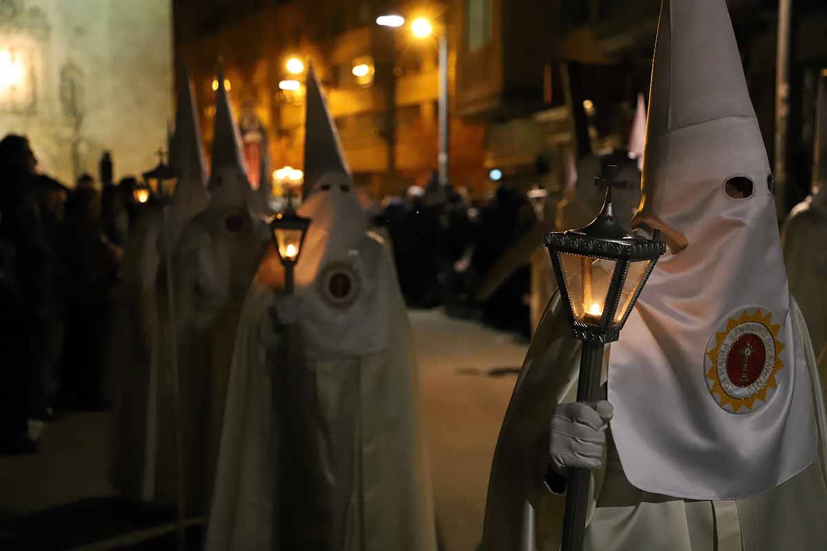 Mujeres de distintas cofradías burgalesas han portado la imagen de la Virgen de las Angustias por el centro de Burgos en el Sábado de Pasión.