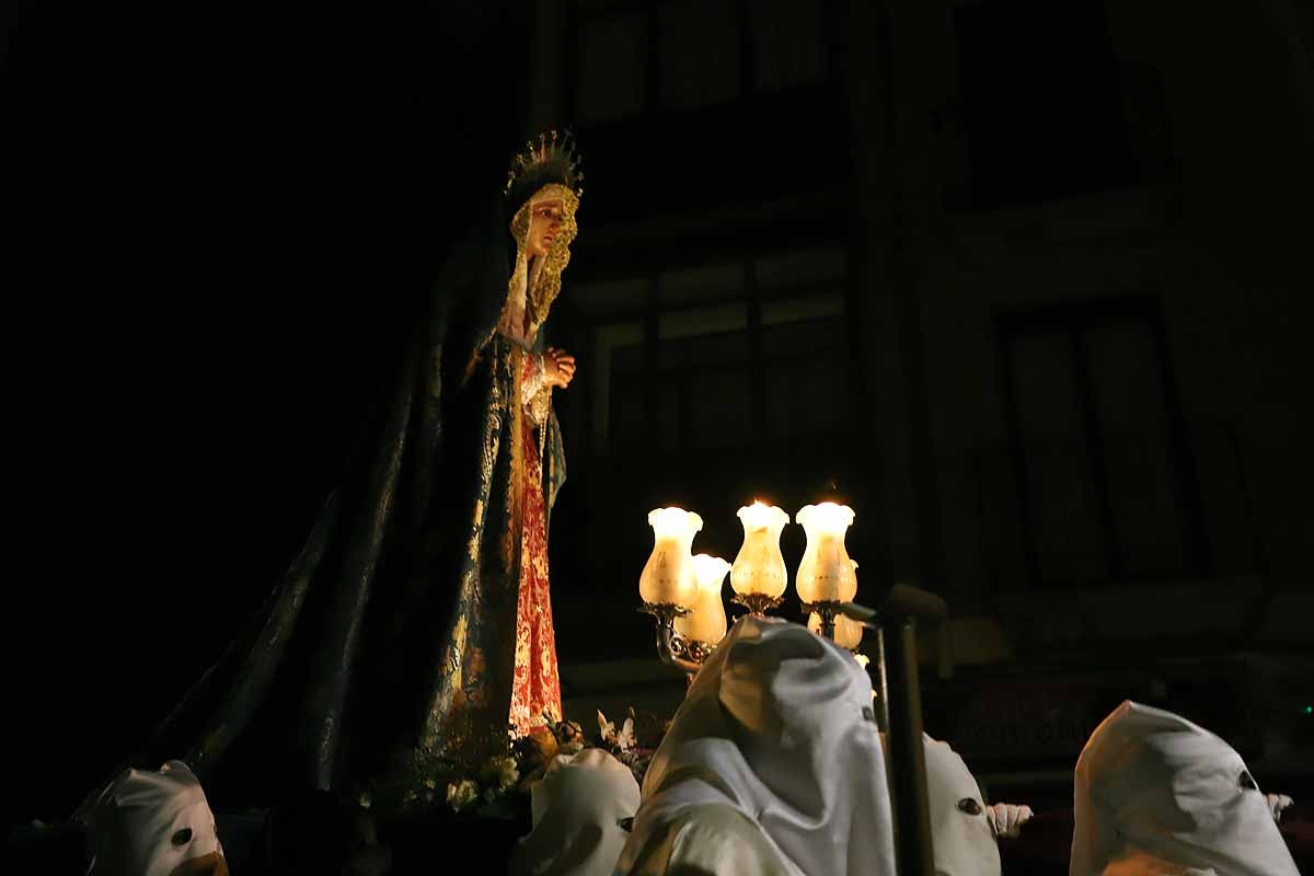 Mujeres de distintas cofradías burgalesas han portado la imagen de la Virgen de las Angustias por el centro de Burgos en el Sábado de Pasión.