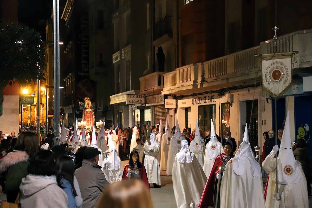 Mujeres de distintas cofradías burgalesas han portado la imagen de la Virgen de las Angustias por el centro de Burgos en el Sábado de Pasión.