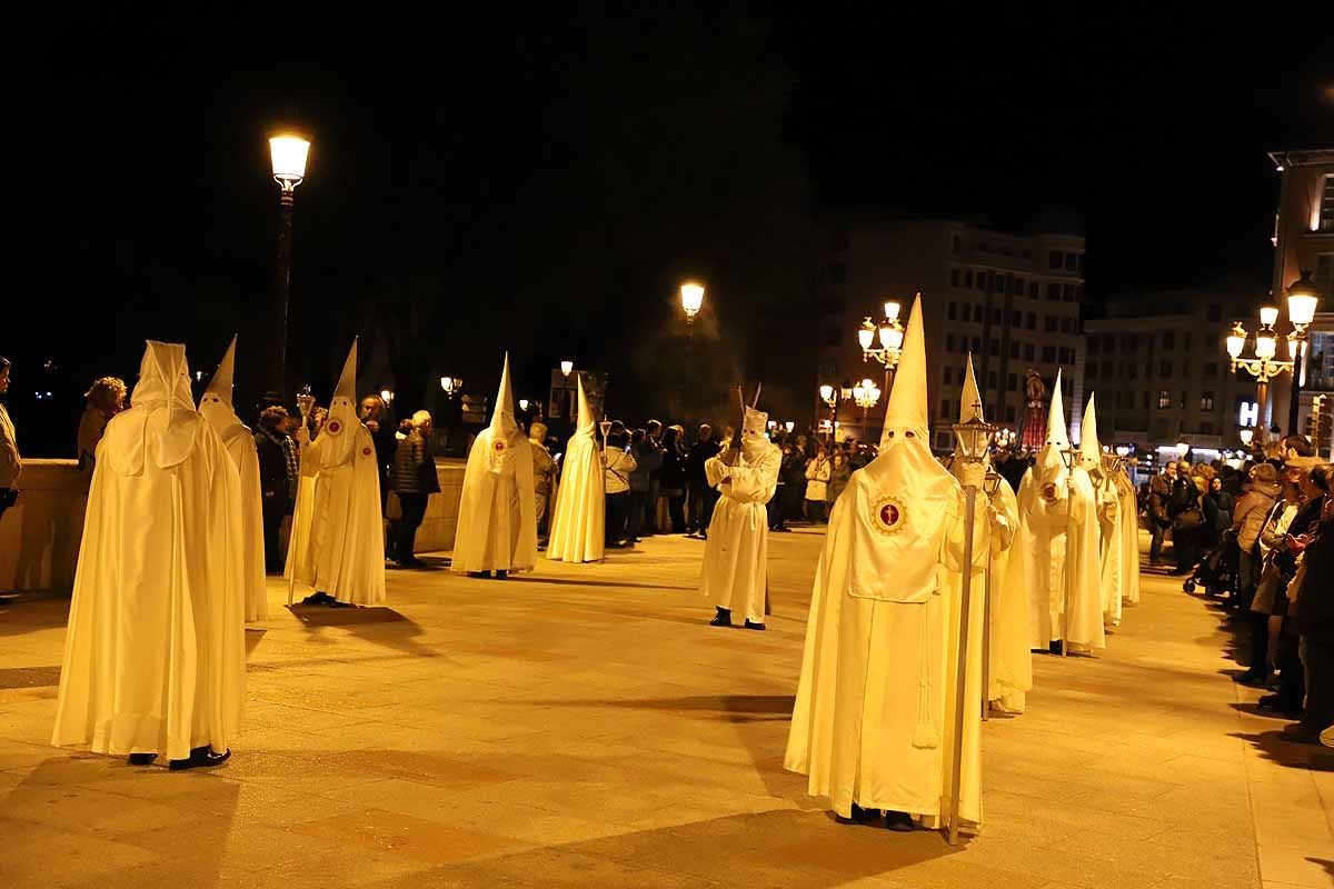 Mujeres de distintas cofradías burgalesas han portado la imagen de la Virgen de las Angustias por el centro de Burgos en el Sábado de Pasión.